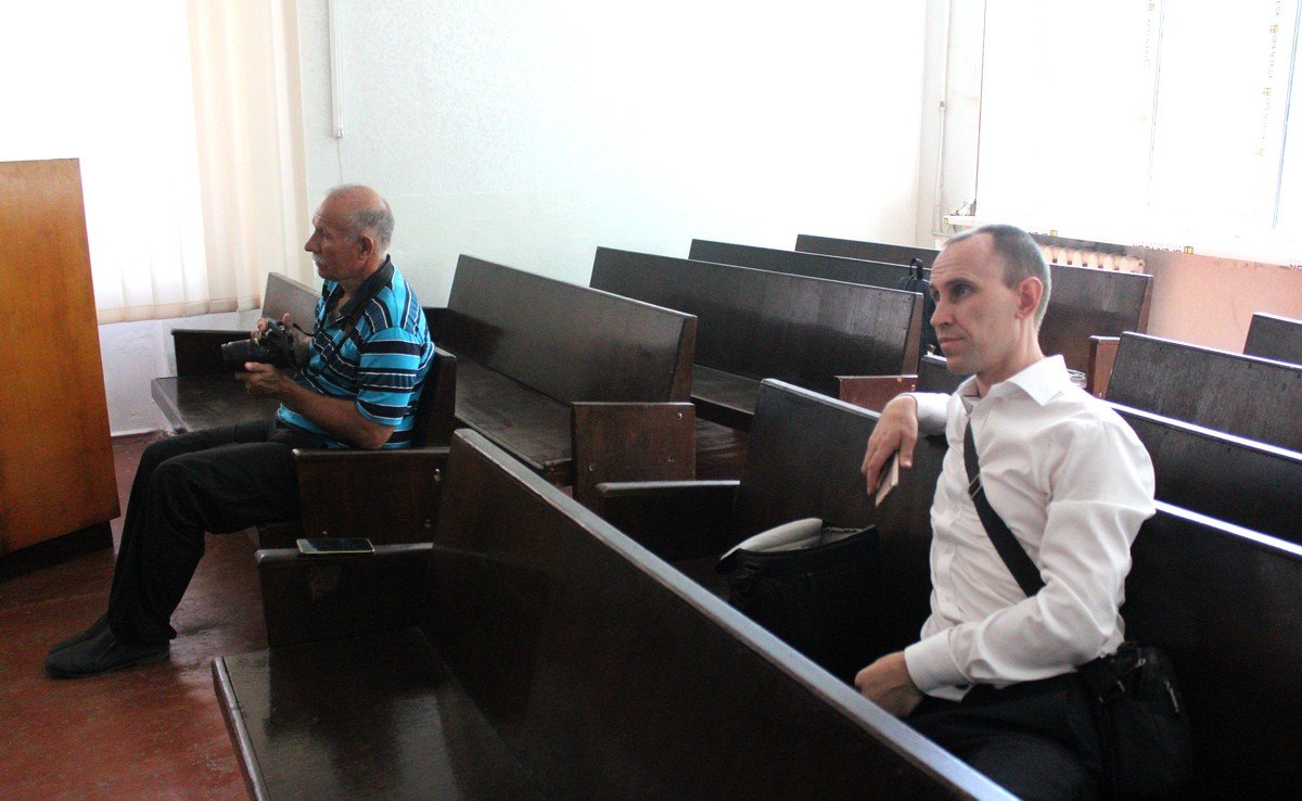 На судебное заседание пришел активист Александр Кириллов 