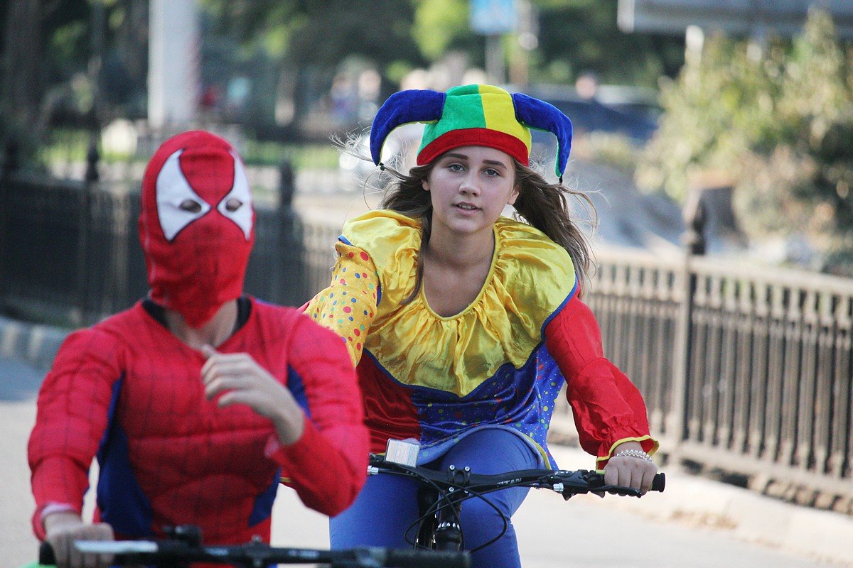 В дорожной акции участвовали как дети, так и взрослые переодетые в карнавальные костюмы