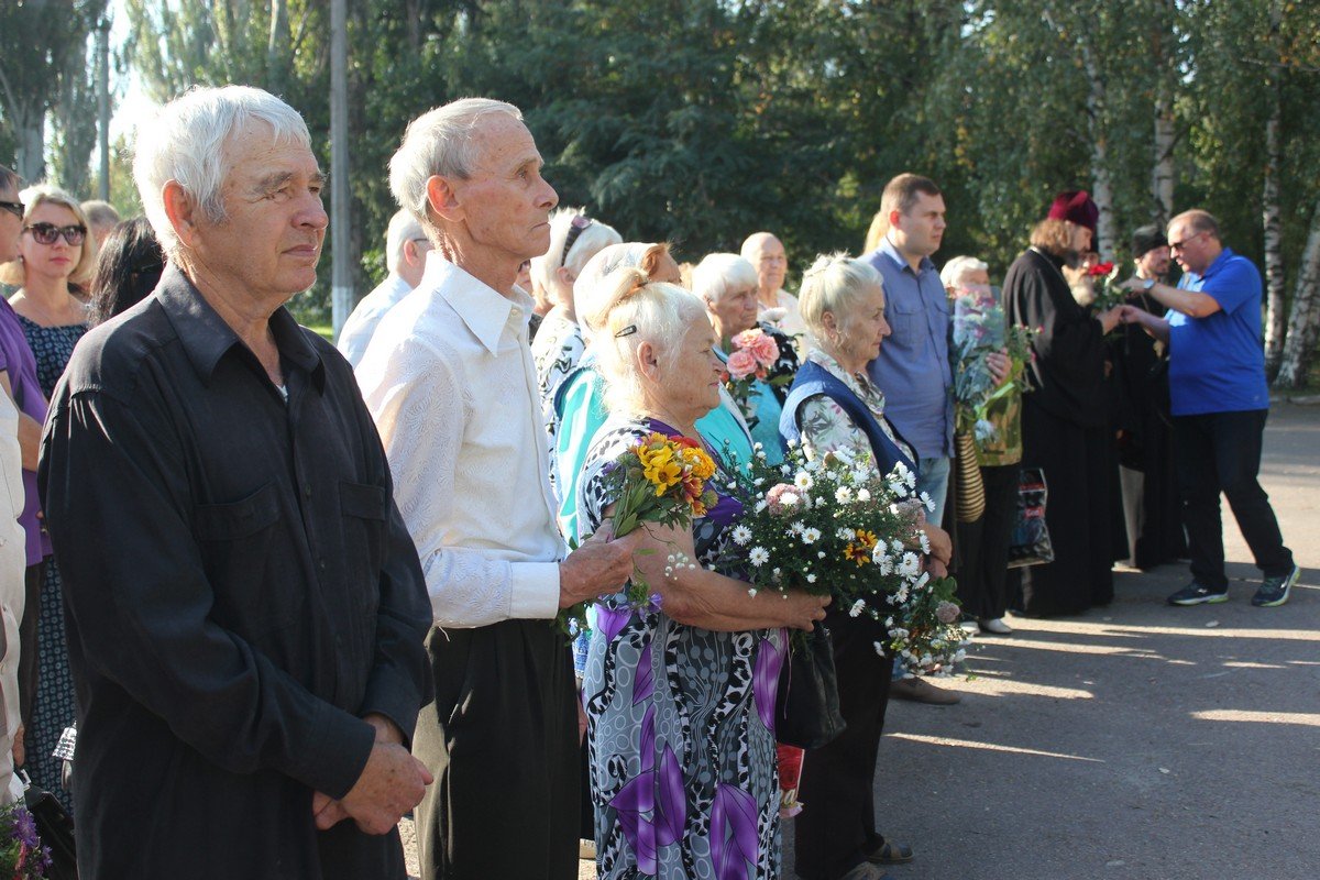 К братской могиле подпольщиков и воинов Второй мировой войны возложили цветы около 20 горожан