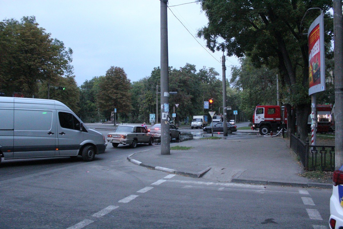 В Никополе из-за пожара перекрыли дорогу на проспекте Трубников