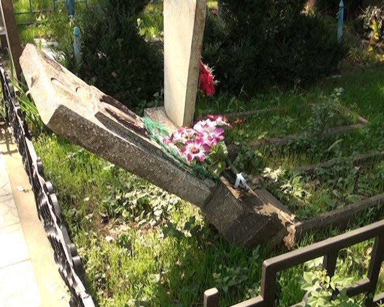 В Никополе участились случаи вандализма на городском кладбище