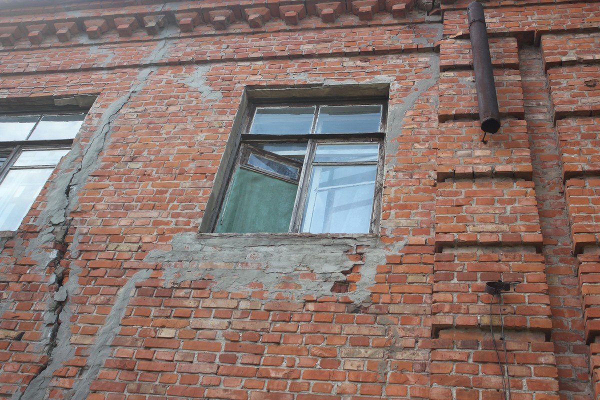 Окна квартиры одной из проживающих семей