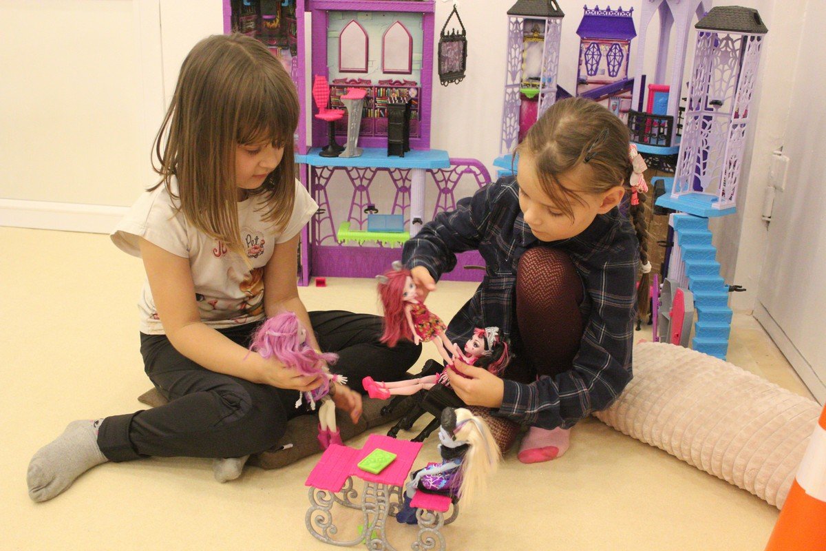 Подружки играют куклами Monster High