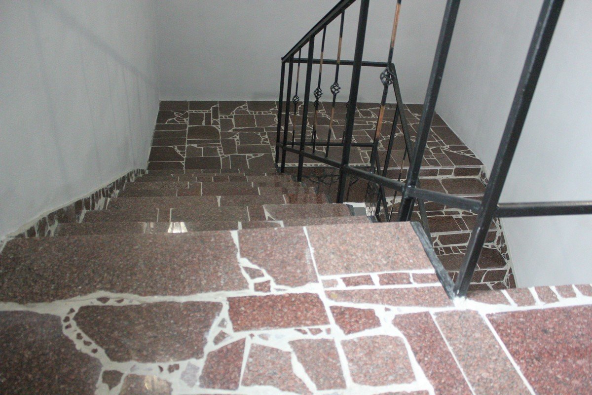 Обновленная лестница - выход во дворик для посетителей номеров
