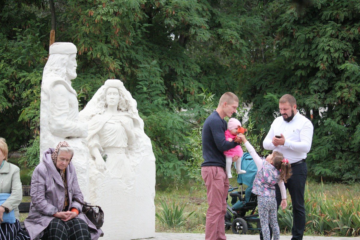 Скульптуры Петра и Февронии выполнил местный скульптор Виктор Сараев