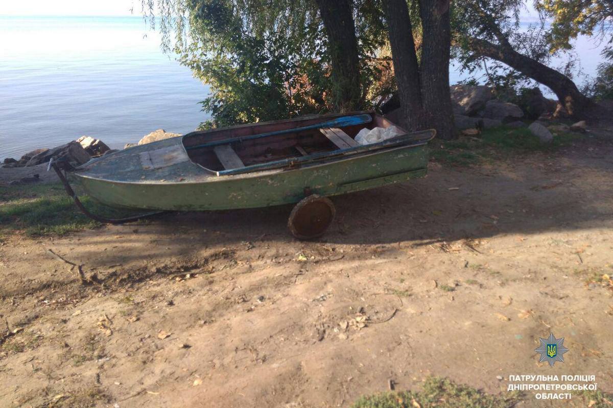 Мужчина выгружал из лодки «Казанка» мешки и поспешно прятал в багажник автомобиля ВАЗ