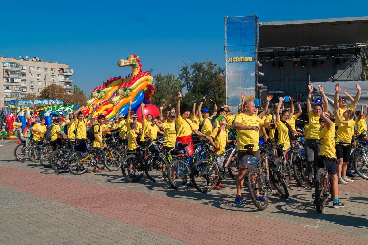 В Никополе около 500 велосипедистов стали участниками флешмоба 
