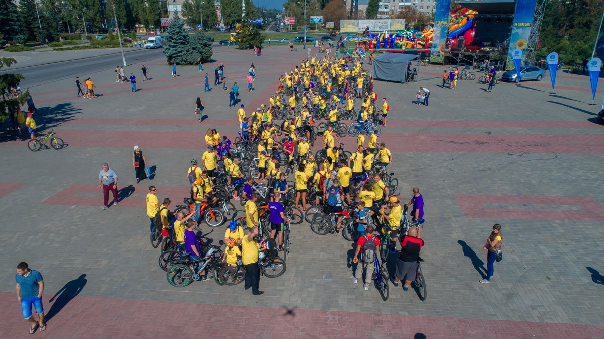 Колонна велосипедистов в желтых футболках 