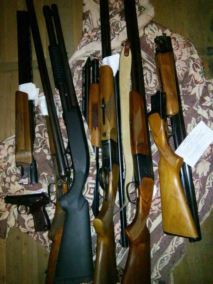 Жители Никополя принесли в полицию 15 единиц оружия и 38 боеприпасов