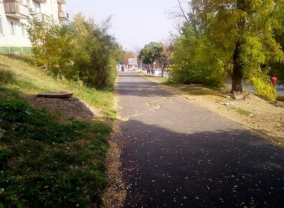 В начале октября тротуар на улице Виктор Усова просел из-за прорыва трубы