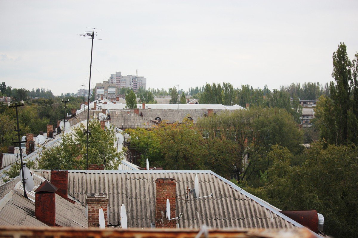 С крыши здания город виден как на ладони