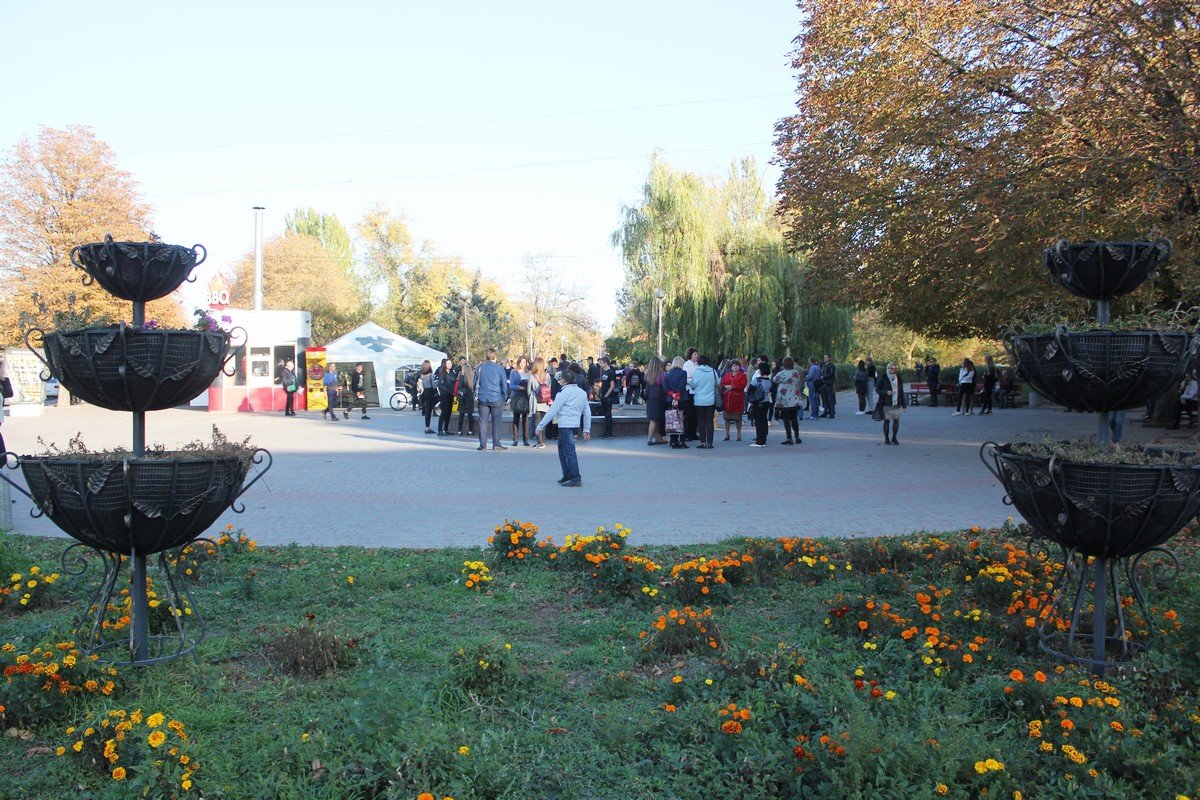 В Никополе участники молчаливого шествия прошлись по парковой аллее - от фонтана возле ЦУМа до инсталляции «I LOVE NIKOPOL» и обратно