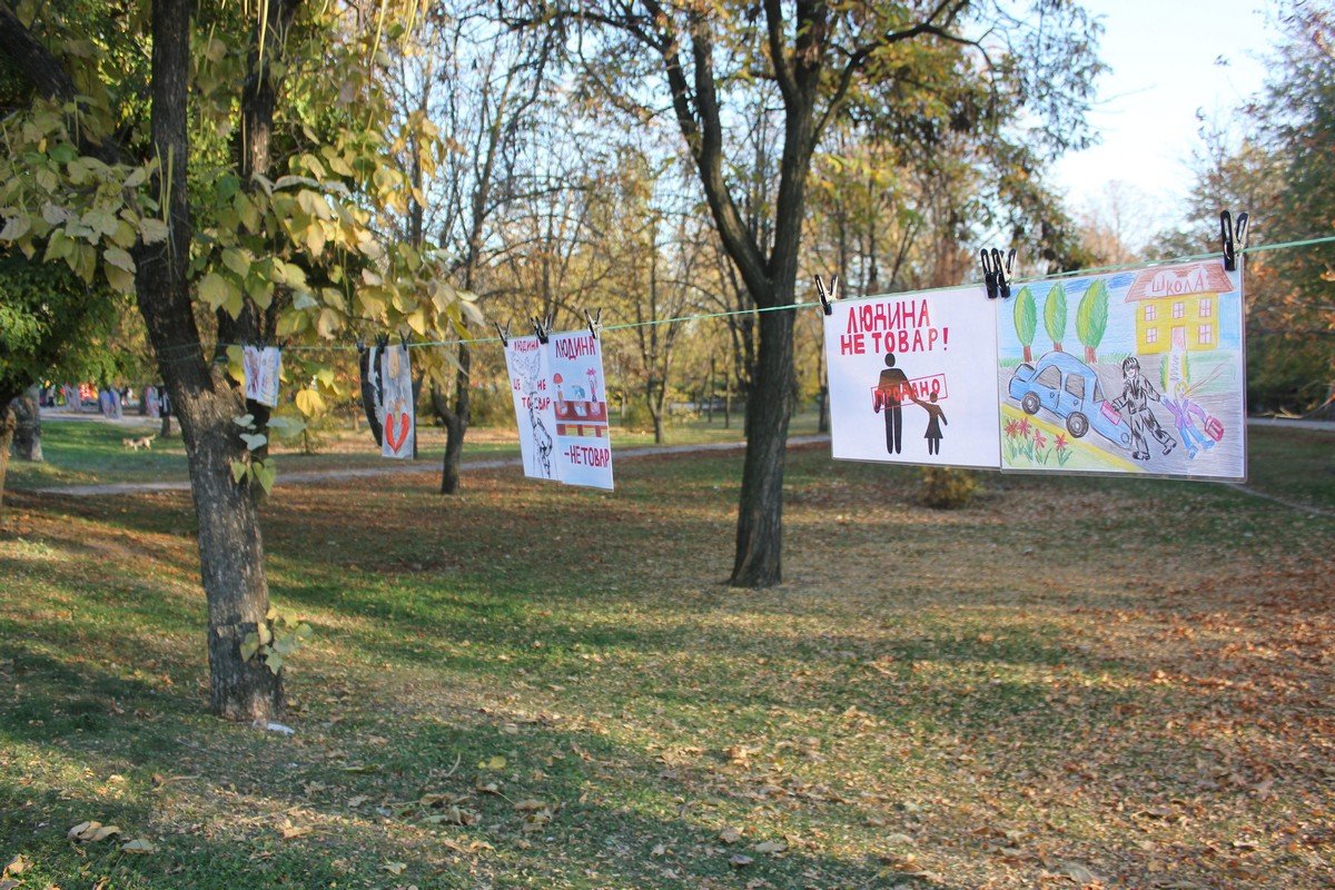 В парке развесили детские рисунки на тематику акции 