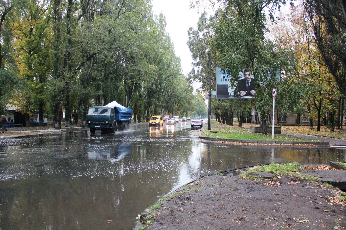  Вода затопила проезжую часть и тротуары