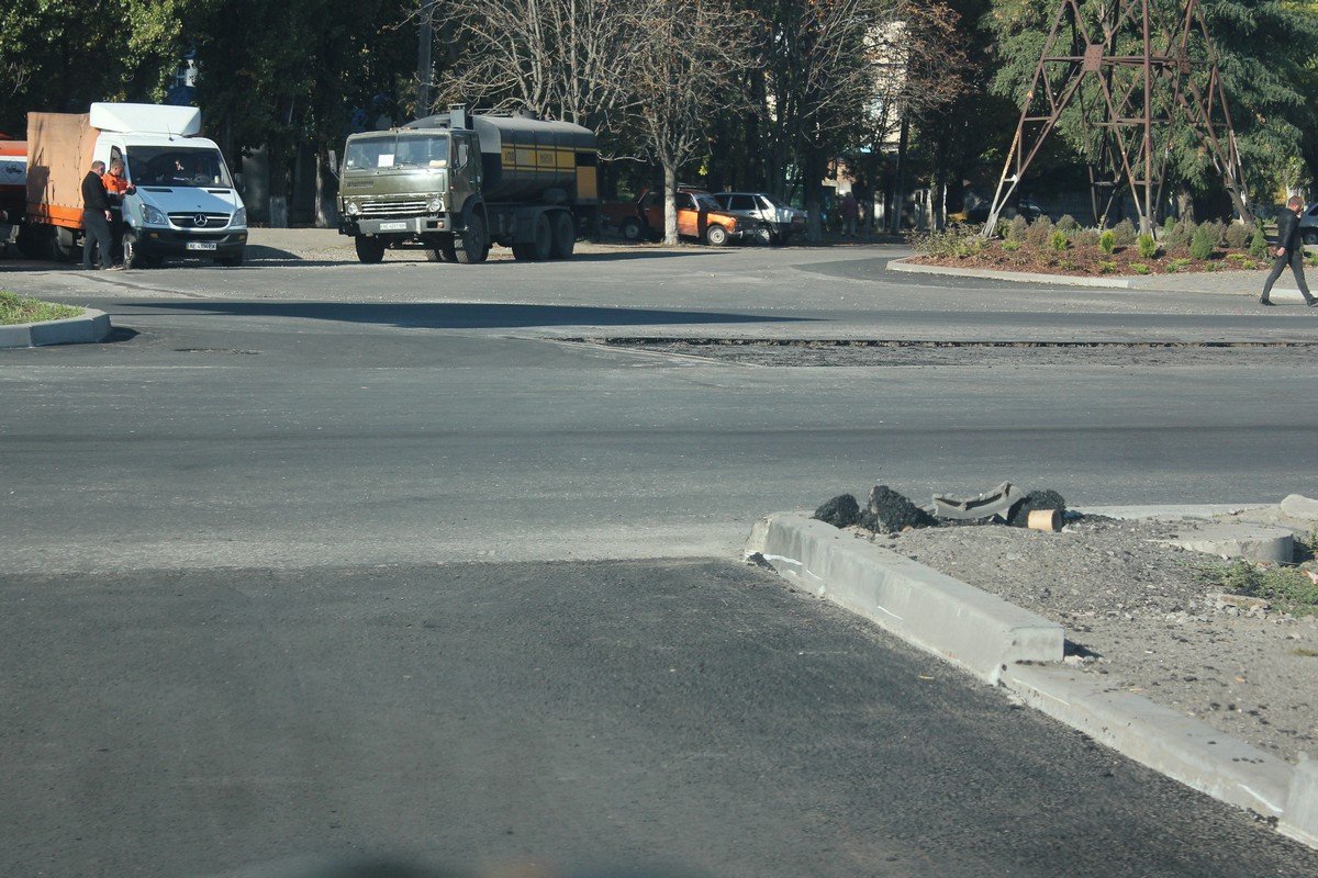 Ремонт дороги на проезжей части на пересечении улиц Электрометаллургов и Некрасова