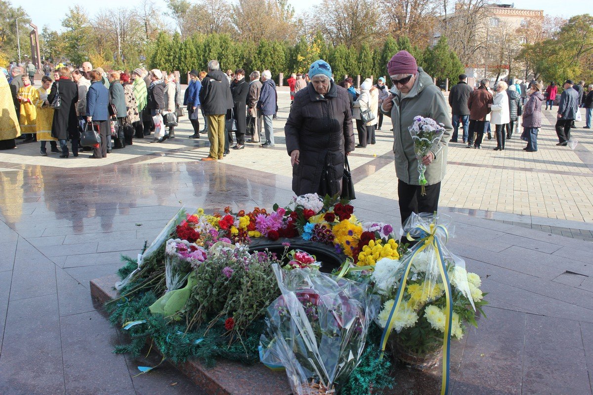 В Никополе возложили цветы к мемориалу «Вечная слава»