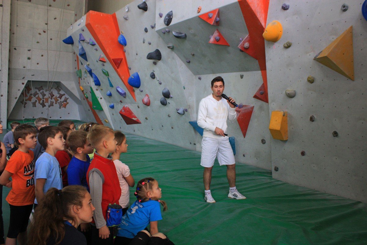 Тренер Ярослав Гонтарик рассказывает детям о правила, цели и задачи соревнования