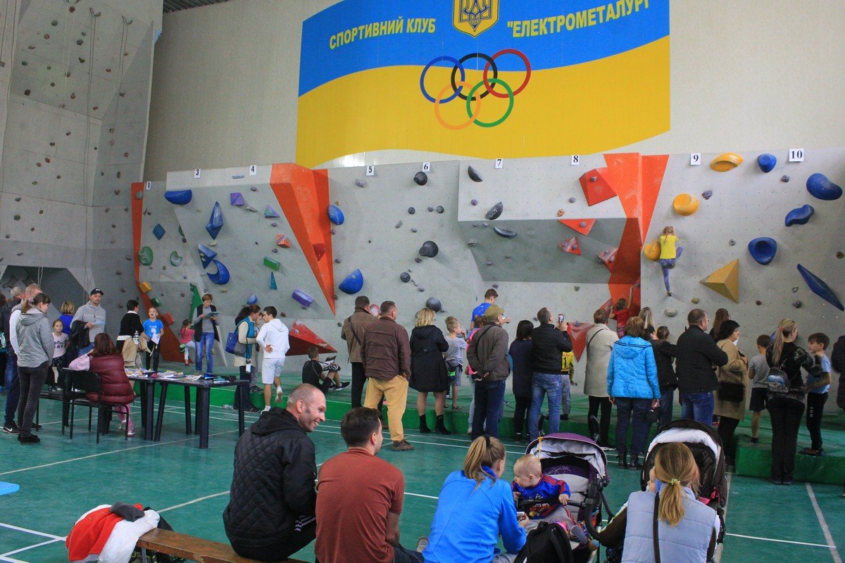 27 октября на боулдеринговом стенде соревновались около 100 спортсменов ДЮСШ "Электрометаллург"