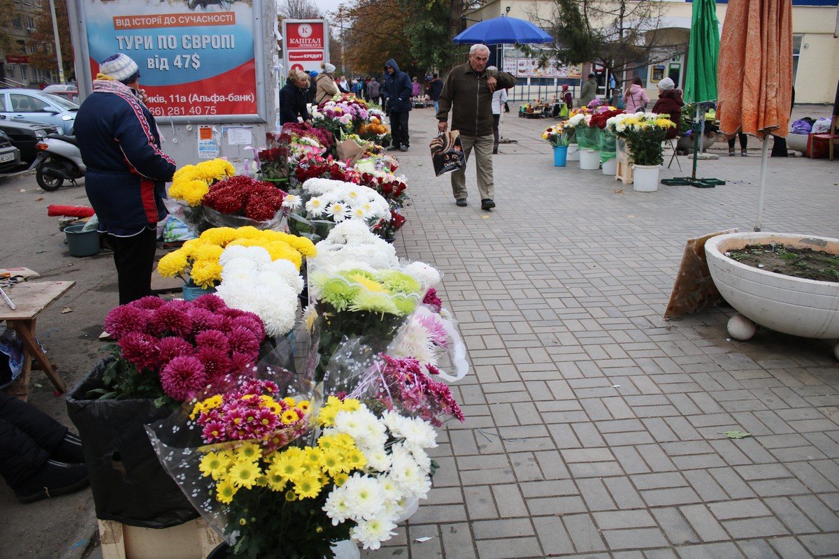 Рыночек на "Кристалле" пестрит разнообразием осеннего цветка 