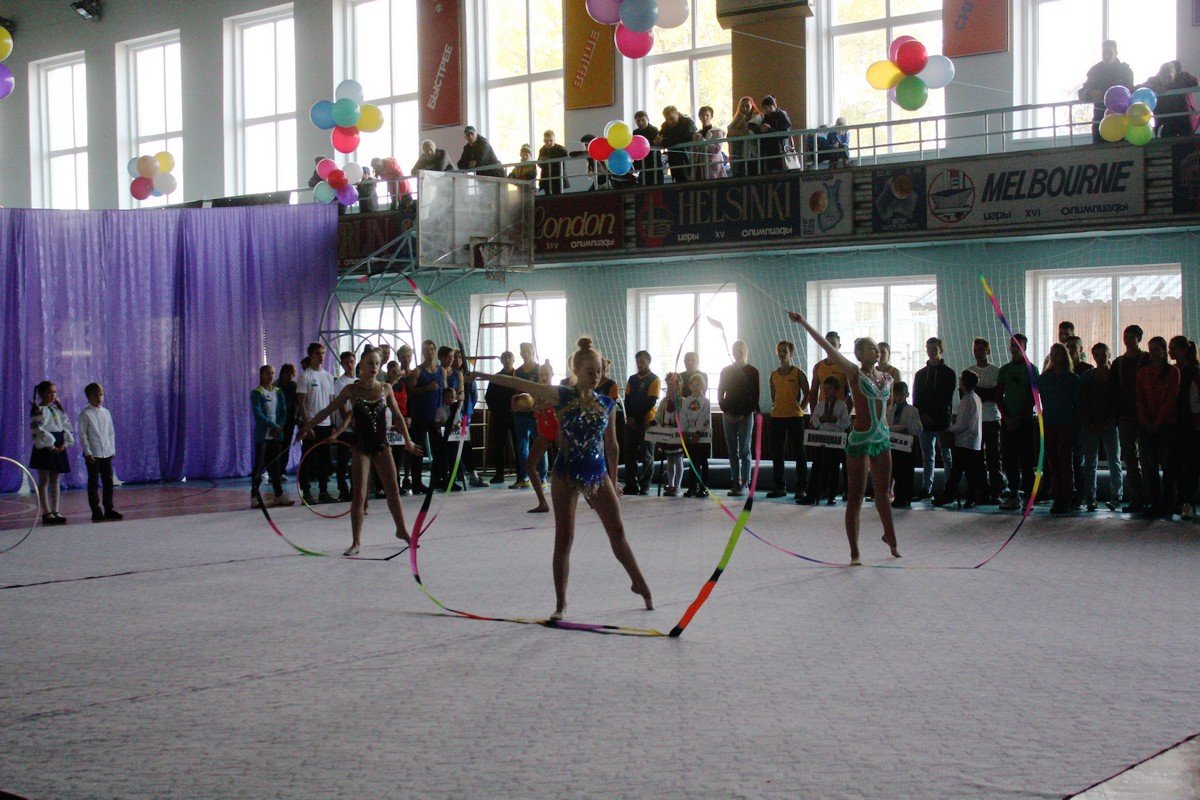 Выступление гимнасток на открытии спортивного праздника 