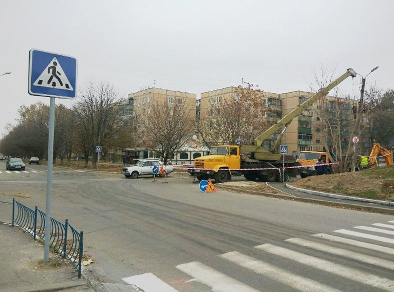 В связи с аварией на трубопроводе перекрыта часть дороги на улице Шевченко