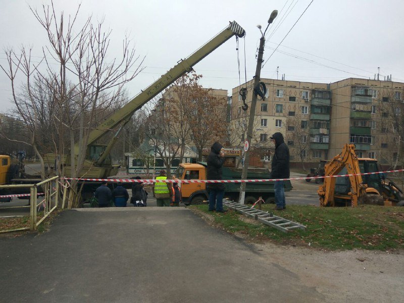 В данный момент на перекрестке улиц Виктора Усова и Шевченко работает бригада коммунальщиков