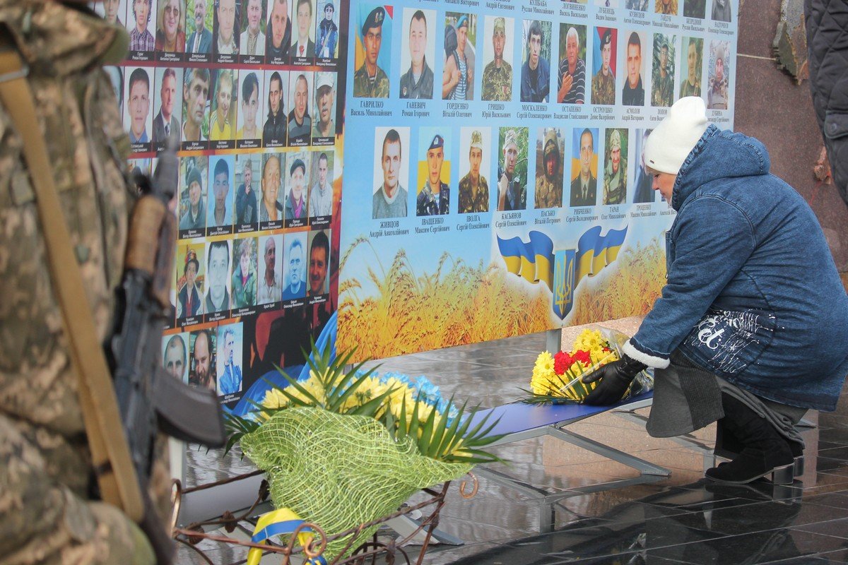 К памятнику Героям Украины возложили цветы