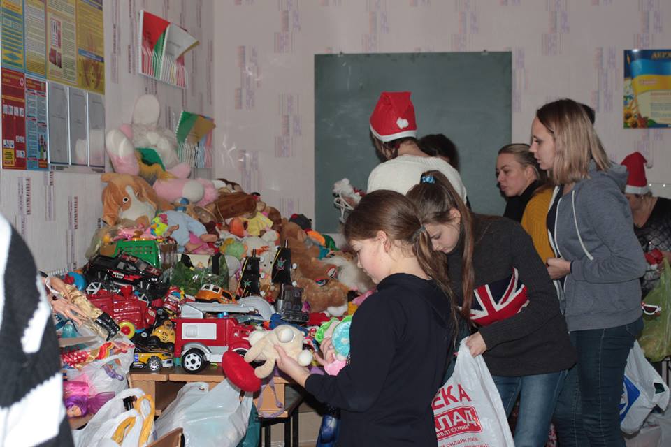 В Никополе фабрика Святого Николая собрала 450 подарков для детей 