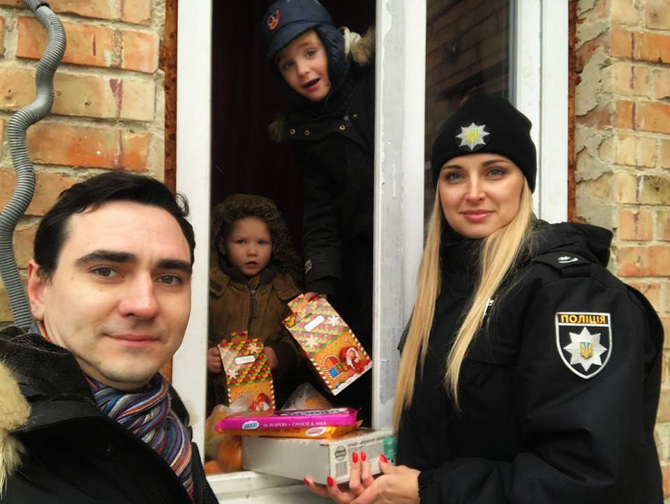 Правоохранители совместно с представителями общественного союза «Никопольчане» развозили подарки по домам