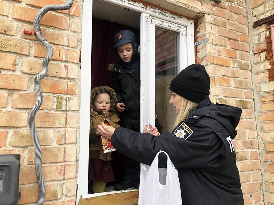 19 декабря инспекторы ювенальной превенции Никопольского отдела полиции устроили сюрприз для детей