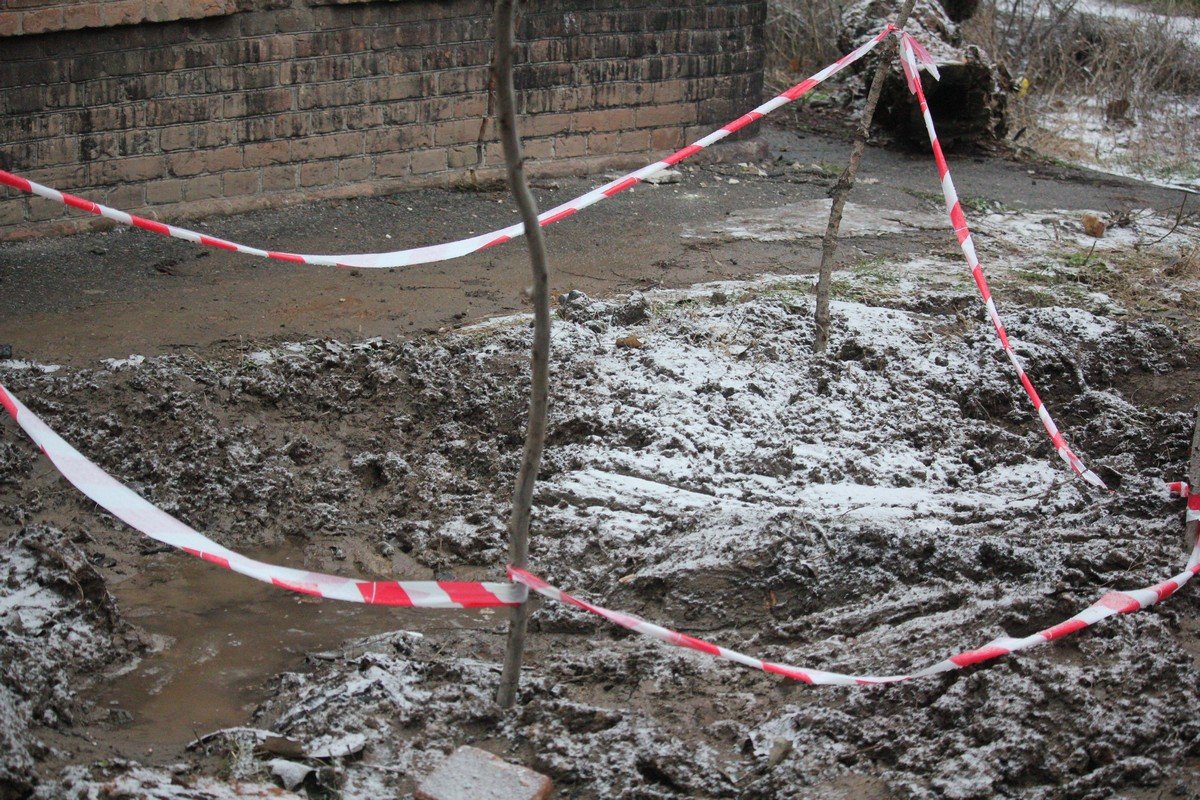 Работники "Никопольводоканал" устранили течь и провели ремонт на водопроводной сети