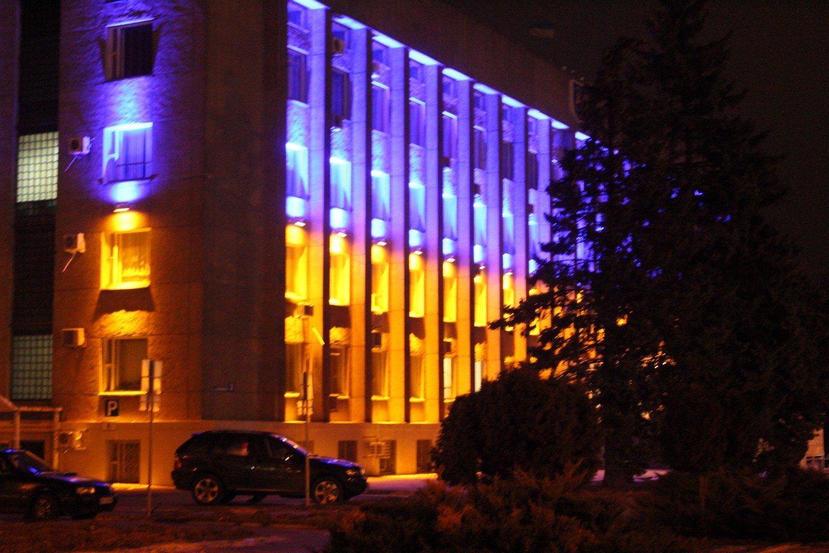 Фасад административного здания с подсветкой