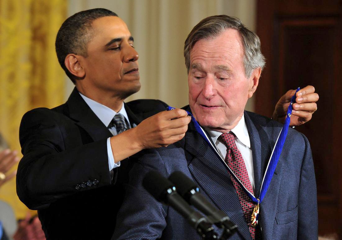 В 2010 году Буш-старший получил президентскую медаль Свободы