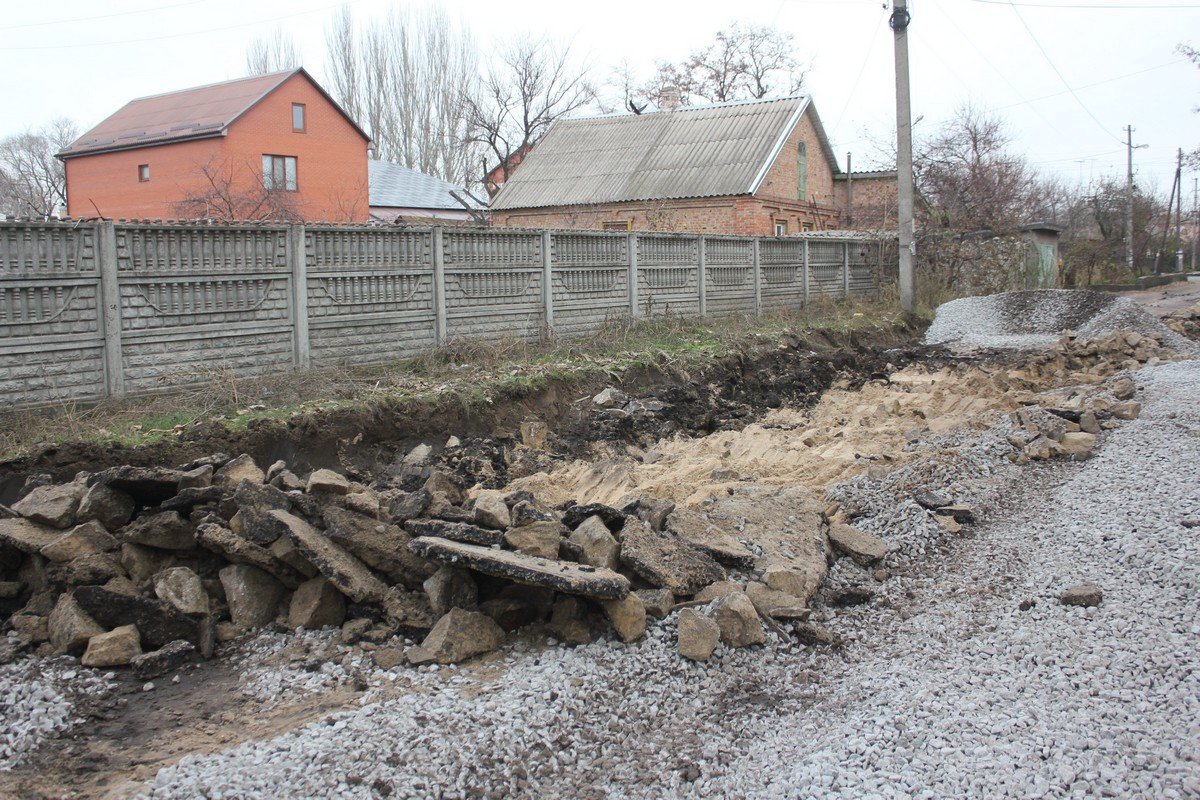 Земляные работы проводят на участке от улицы Героев Чернобыля до улицы Малиновского