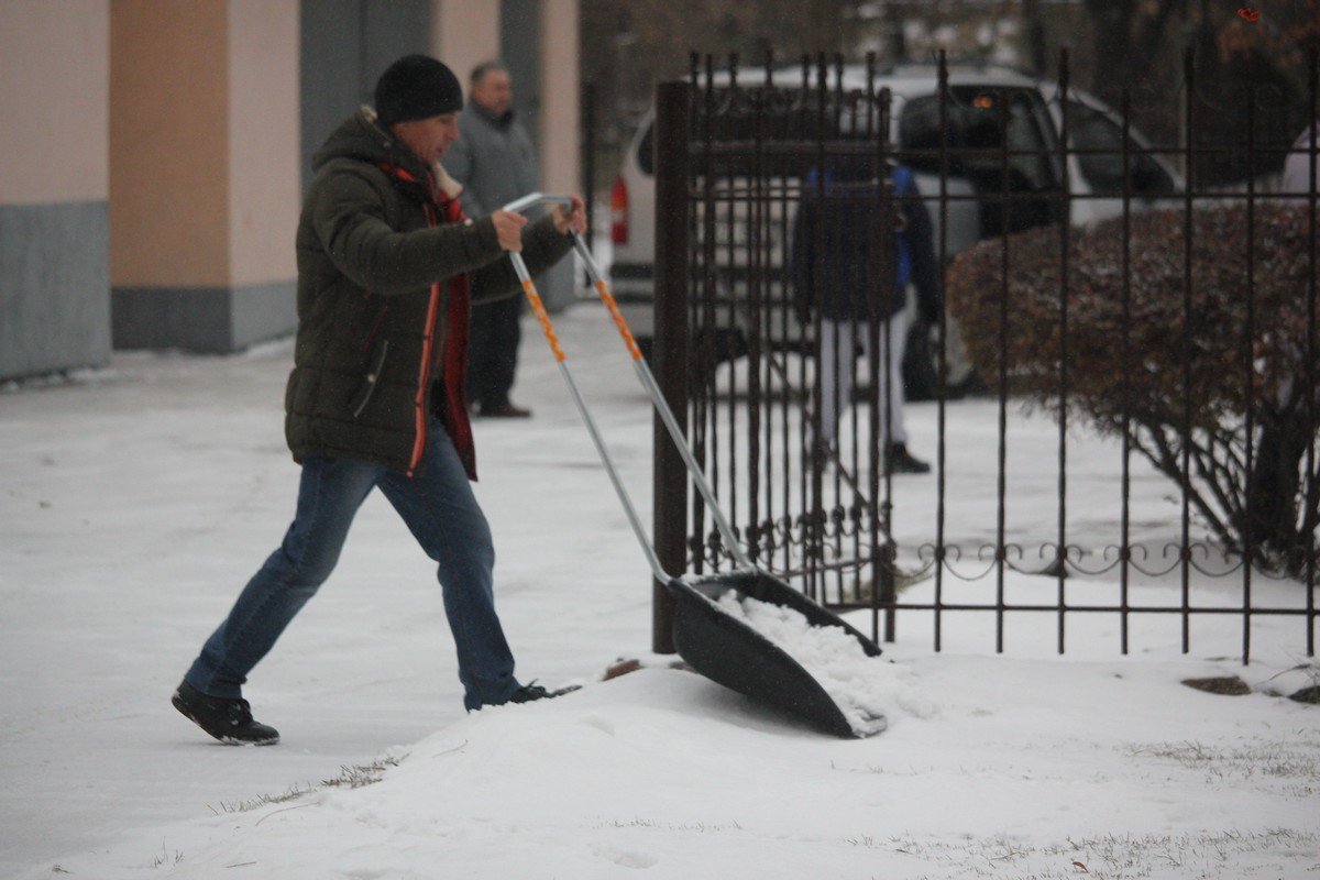 Жители Никополя расчищают заезды к домам