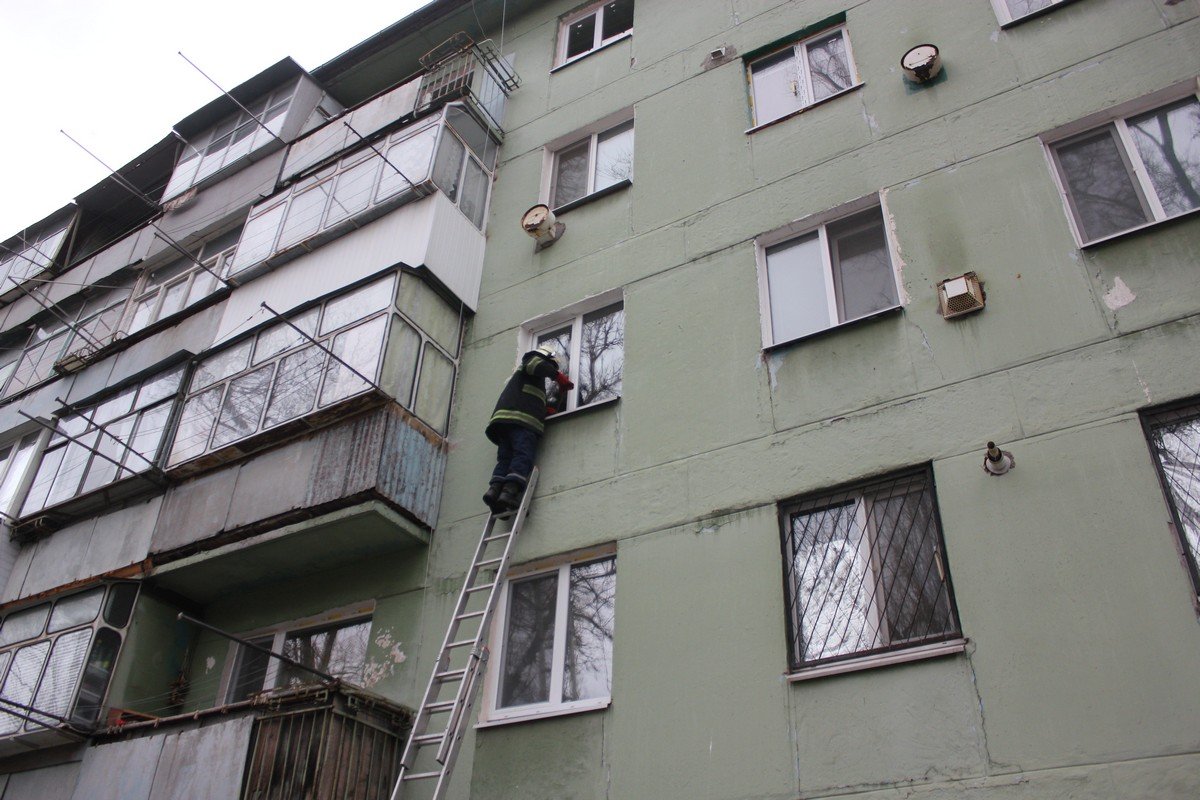 Спасатели попытались попасть в квартиру на третьем этаже