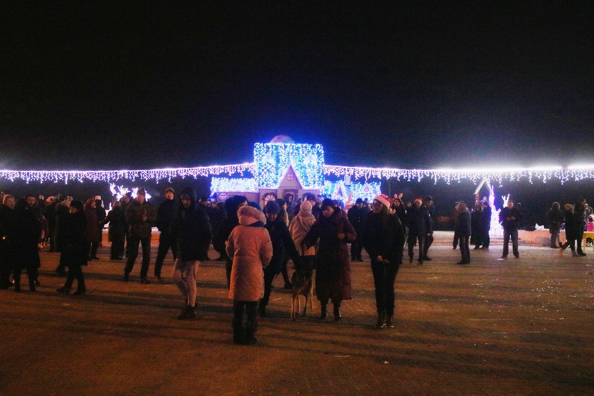 Как жители Никополя встречали Новый год возле главной елки 