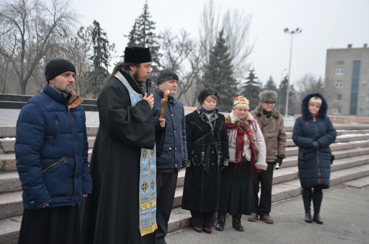 В митинге приняли участие студенты, представители духовенства и националистически настроенные жители Никополя