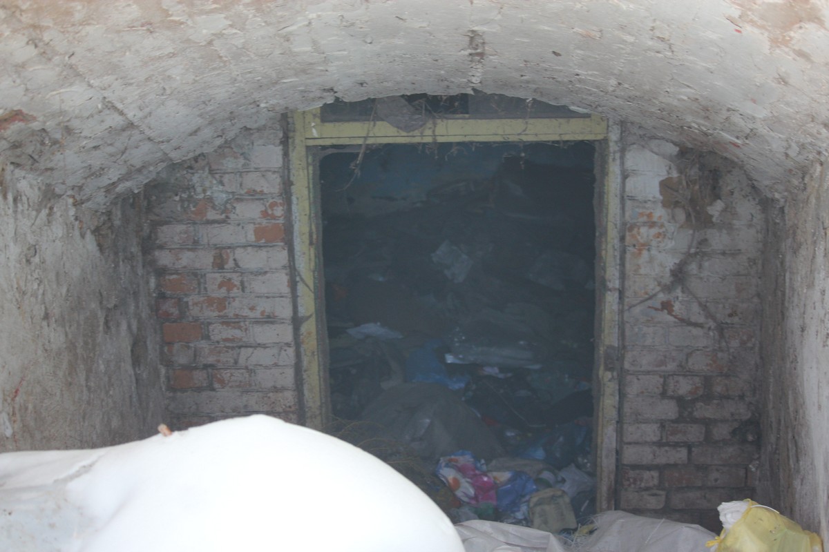Подвалы засыпаны мусором