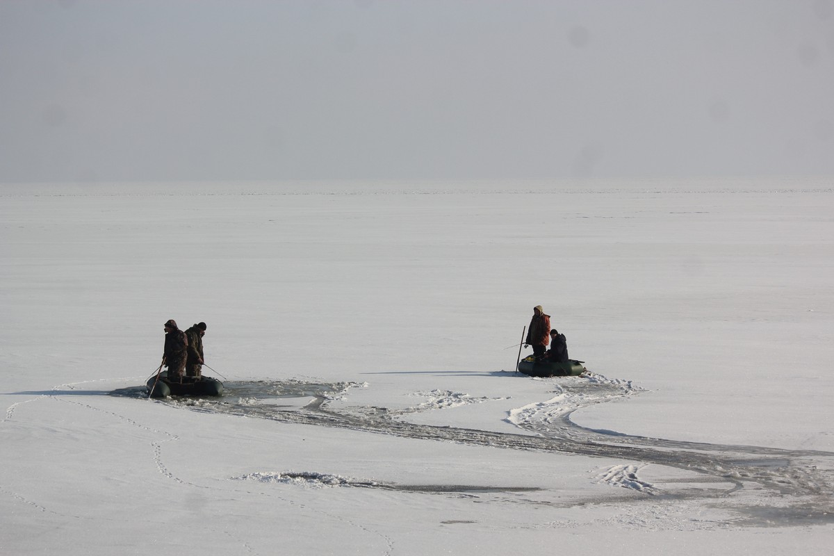 Рыбаки-экстремалы вышли на лед прихватив лыжи и лодку