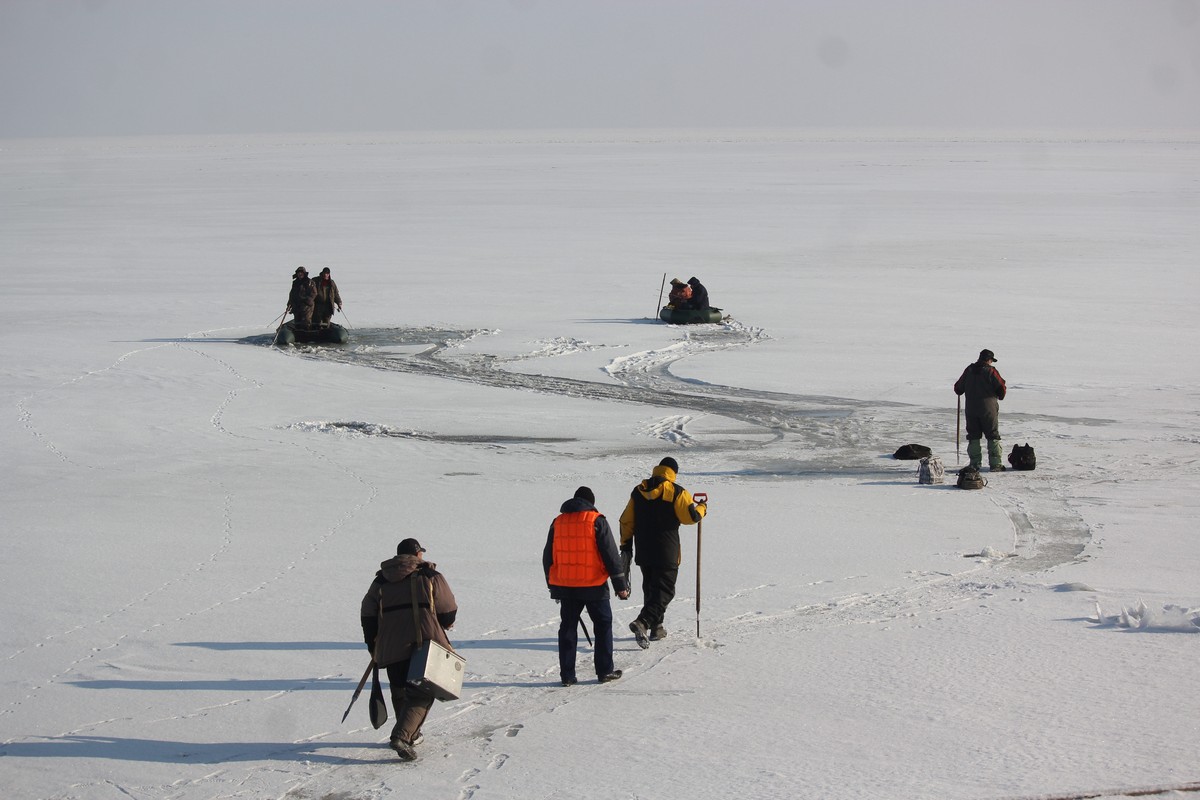 Спасатели вышли на лед, чтоб предупредить об опасности