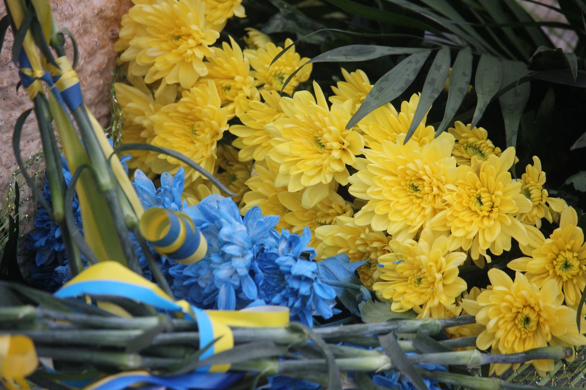 К памятнику Богдану Хмельницкому возложили цветы