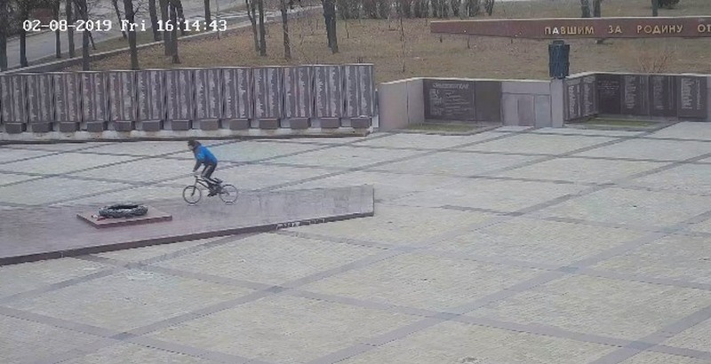 В Никополе возле мемориала «Вечная слава» подросток катался на велосипеде