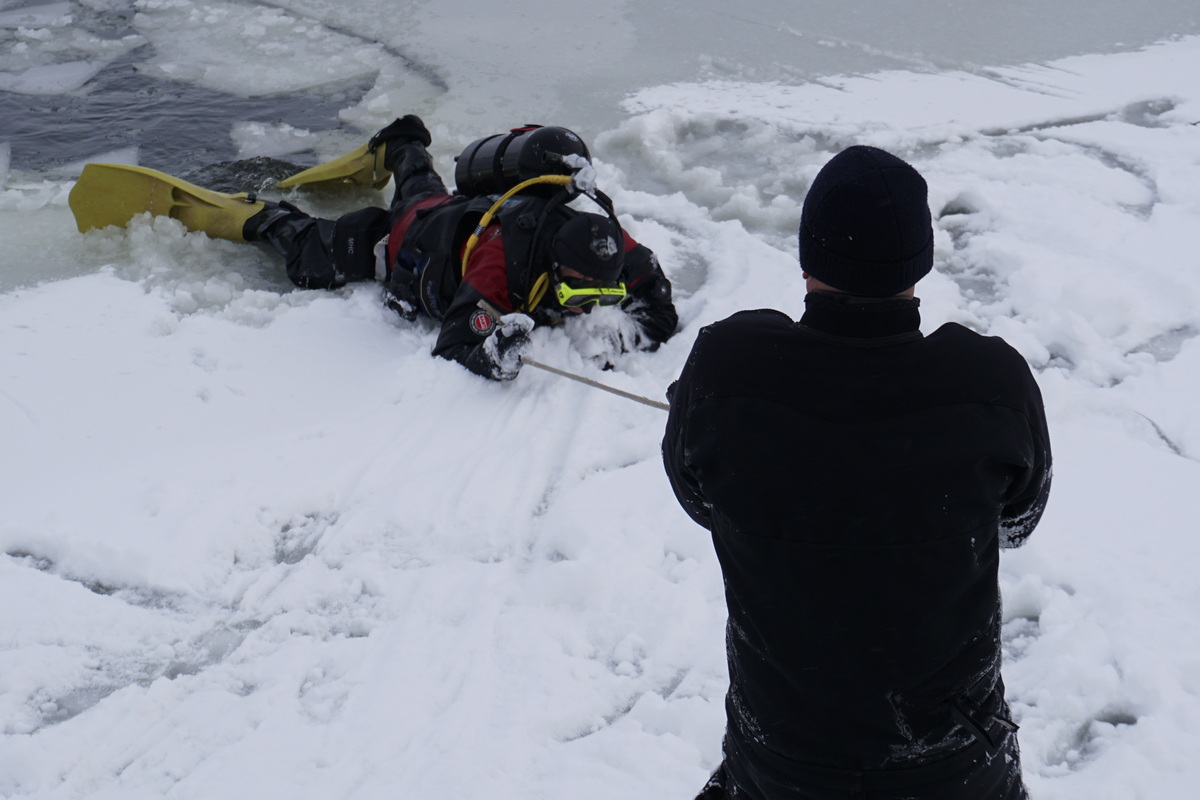 Даже, когда за окном + 8 градусов, рыбаки массово выходят на тонкий лед
