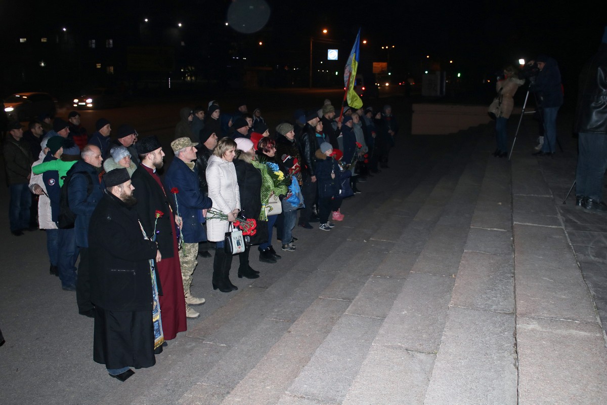 В Никополе почтили память погибших в боях за Дебальцево
