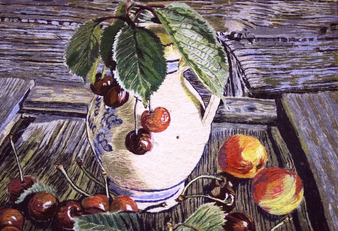 Уникальность творчества Елены Новиковой в том, что вначале она рисовала картины, а после переносила их на полотно