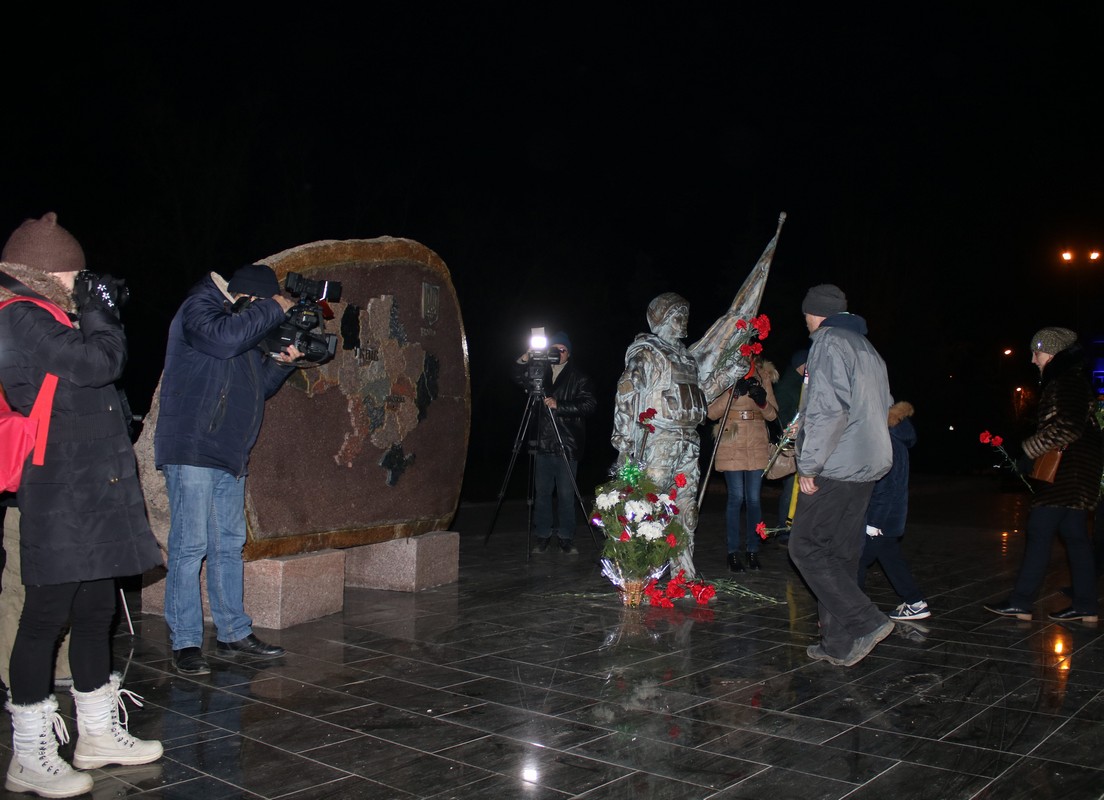 Возле памятника "Защитник Украины"
