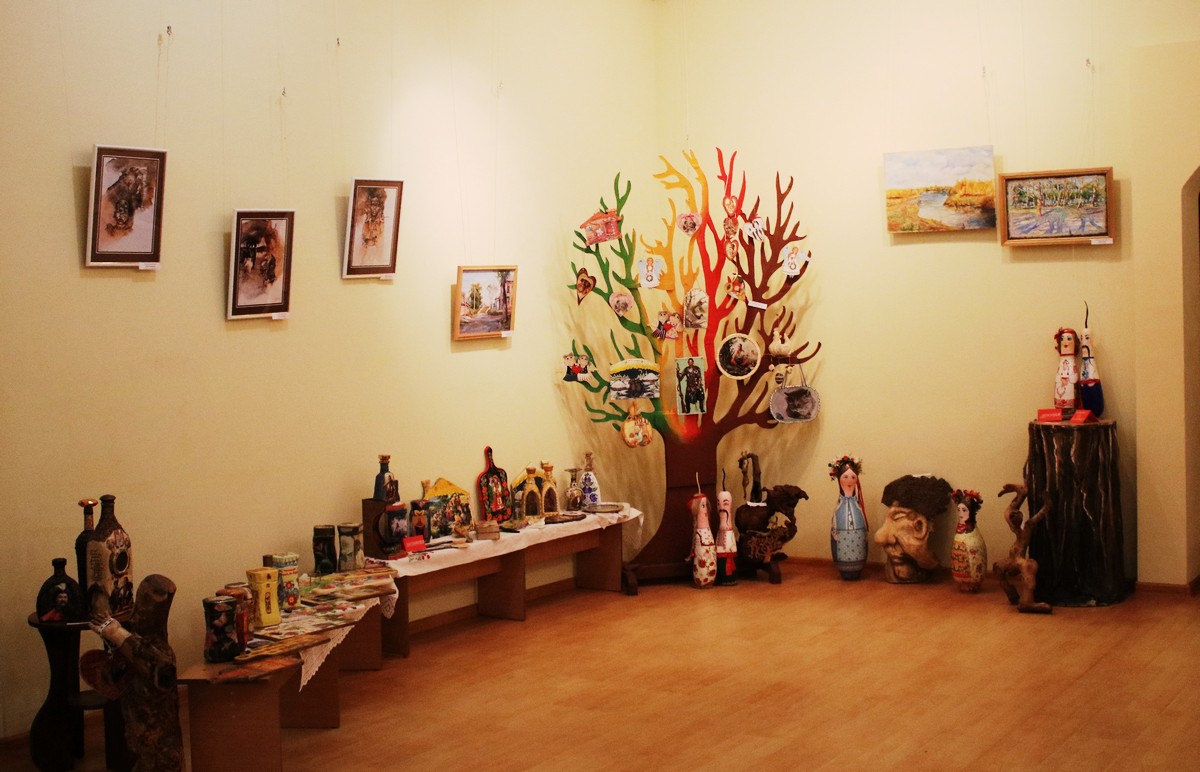 В Никополе проходит выставка Петриковской росписи