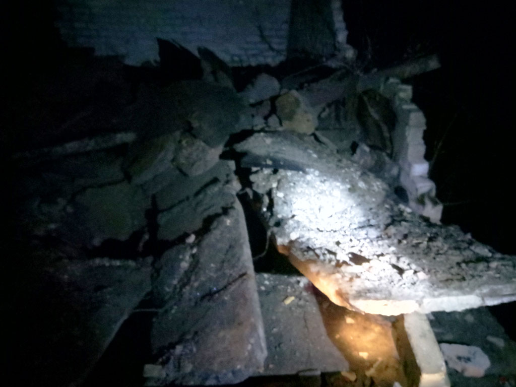 Спасатели разобрали части разрушенной бетонной плиты и извлекли тело погибшего из-под завала