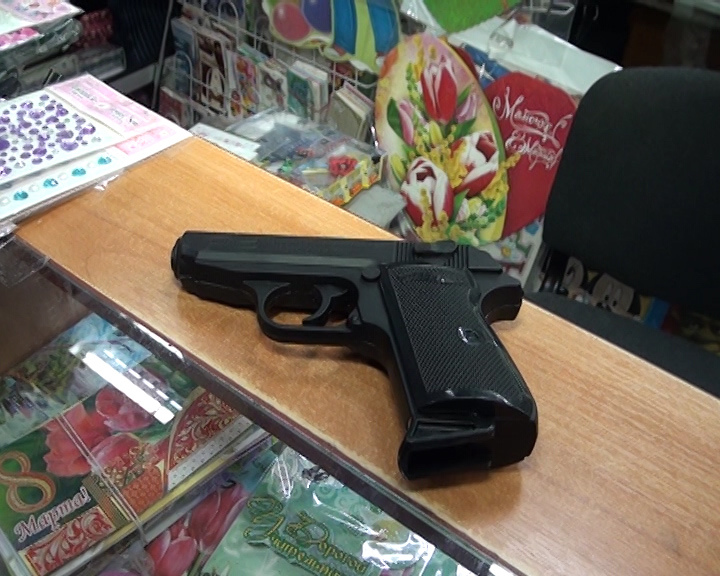 Пистолет-зажигалку в Никополе можно купить в любом сувенирном магазине